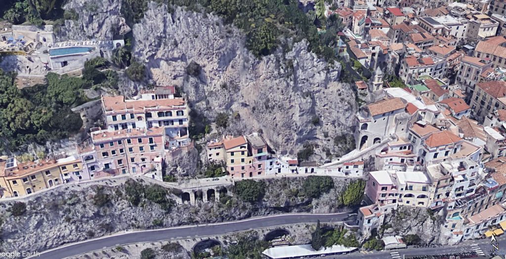 Lavori per la ricostruzione del corpo stradale franato, nel Comune di Amalfi, a seguito del crollo di parte del versante sovrastante la S.S. 163
